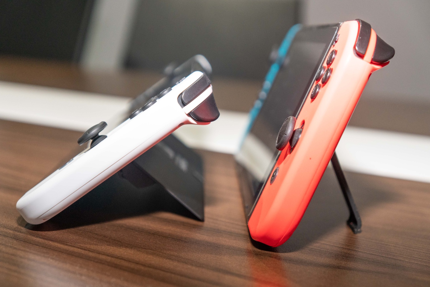 Nintendo Switch OLED 款式開箱動(dòng)手玩，7寸鮮明螢?zāi)淮蠓嵘龜y帶游玩視覺體驗(yàn)