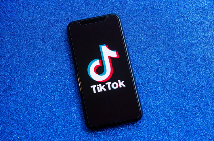 TikTok與服務(wù)商達成合作，將在機場、酒店和餐館的大屏中播放短視頻