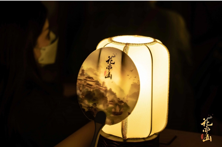 《花亦山心之月》開學(xué)活動(dòng)暨聲優(yōu)見面會(huì)圓滿完成新名士皇家畫師「了了」翩然登場(chǎng)